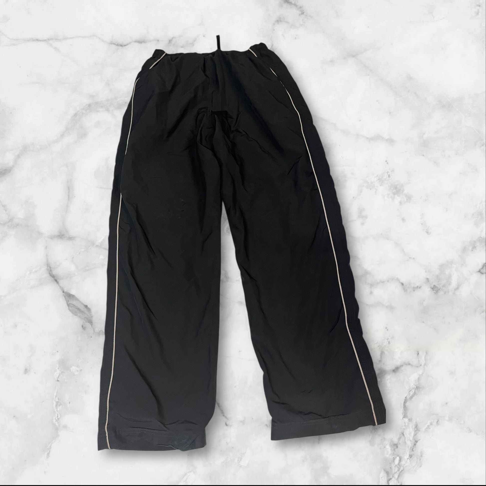 Entdecke unsere Vintage Track Pants von Nike und anderen Marken, erhältlich bei Valuxery.de - Dein Shop für trendige Vintage - Kleidung. Unsere Track Pants sind aus hochwertigen Materialien und