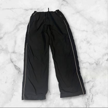 Entdecke unsere Vintage Track Pants von Nike und anderen Marken, erhältlich bei Valuxery.de - Dein Shop für trendige Vintage - Kleidung. Unsere Track Pants sind aus hochwertigen Materialien und