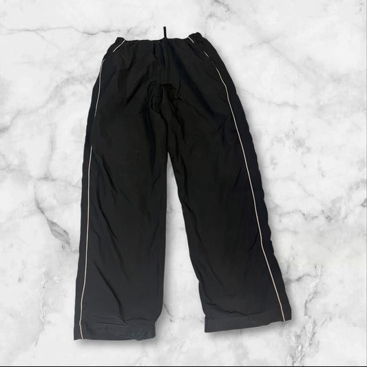 Entdecke unsere Vintage Track Pants von Nike und anderen Marken, erhältlich bei Valuxery.de - Dein Shop für trendige Vintage - Kleidung. Unsere Track Pants sind aus hochwertigen Materialien und