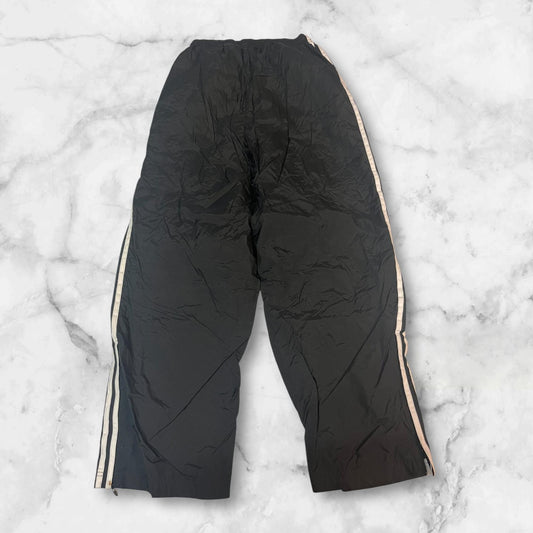 Entdecke unsere Vintage Track Pants von Nike und anderen Marken, erhältlich bei Valuxery.de - Dein Shop für trendige Vintage - Kleidung. Unsere Track Pants sind aus hochwertigen Materialien und