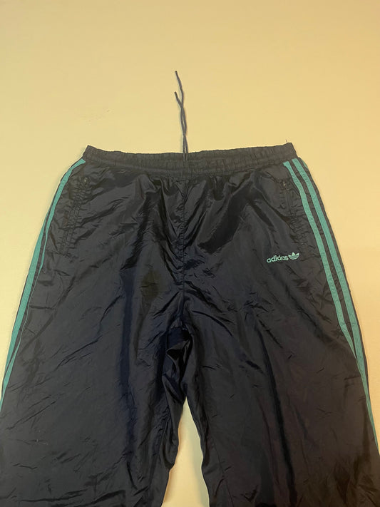 Entdecke unsere Vintage Track Pants von Nike und anderen Marken, erhältlich bei Valuxery.de - Dein Shop für trendige Vintage - Kleidung. Unsere Track Pants sind aus hochwertigen Materialien und