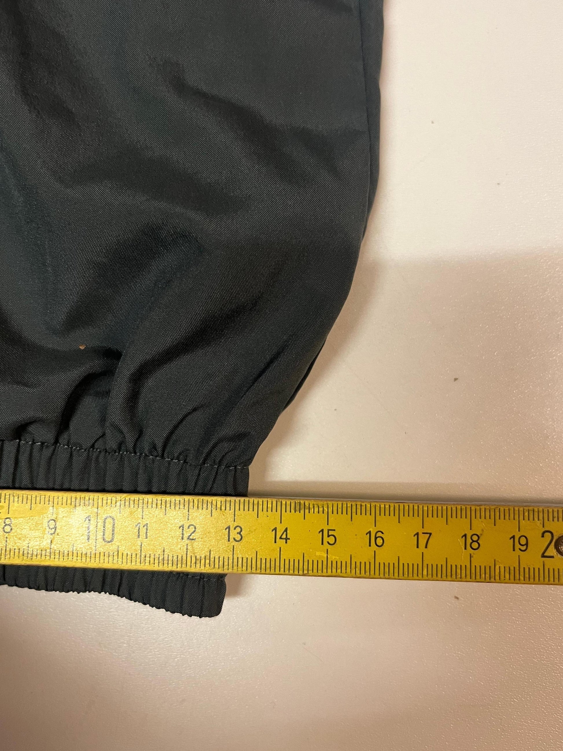 Entdecke unsere Vintage Track Pants von Nike und anderen Marken, erhältlich bei Valuxery.de - Dein Shop für trendige Vintage - Kleidung. Unsere Track Pants sind aus hochwertigen Materialien und