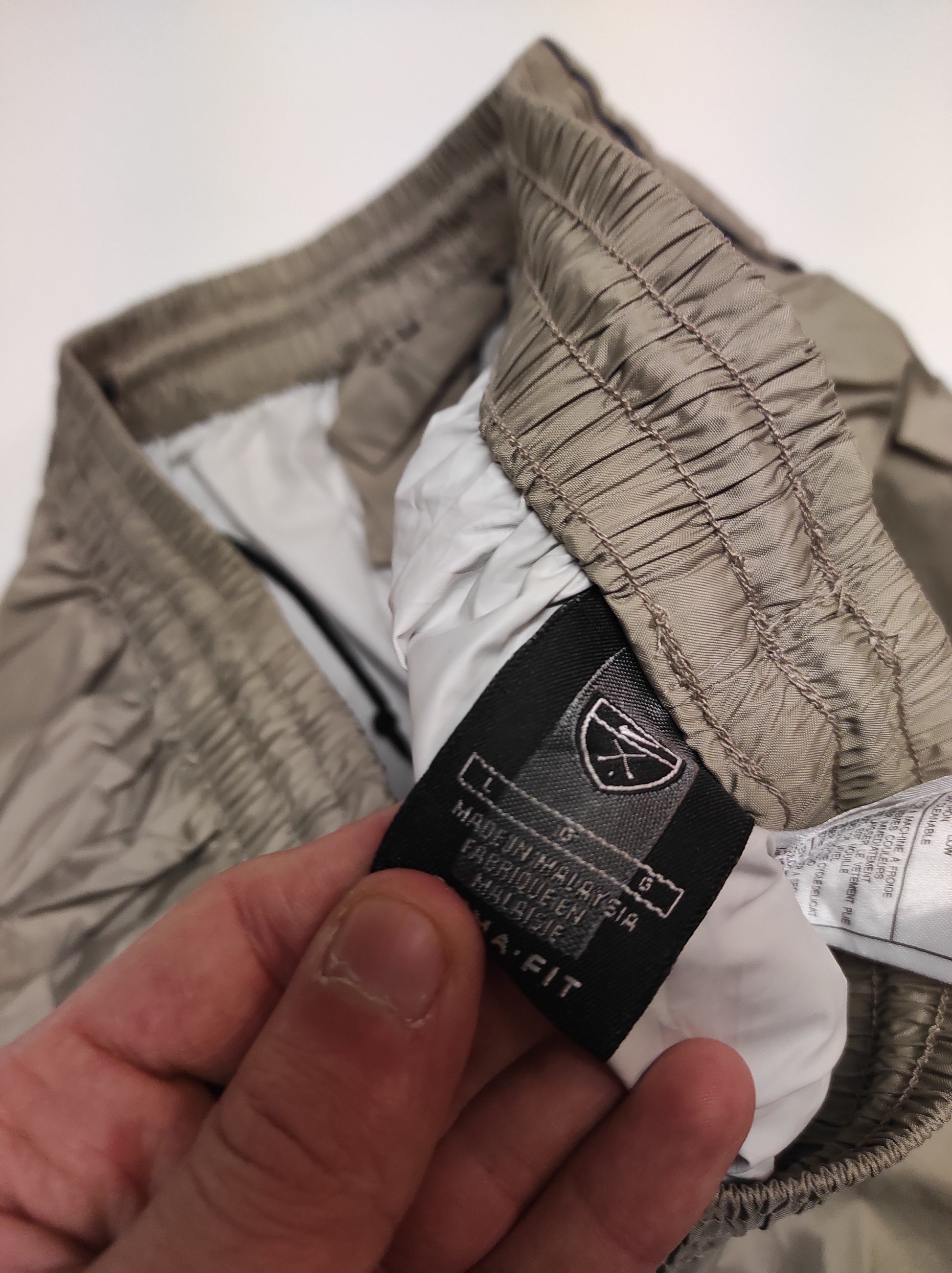 Entdecke unsere Vintage Track Pants von Nike und anderen Marken, erhältlich bei Valuxery.de - Dein Shop für trendige Vintage - Kleidung. Unsere Track Pants sind aus hochwertigen Materialien und