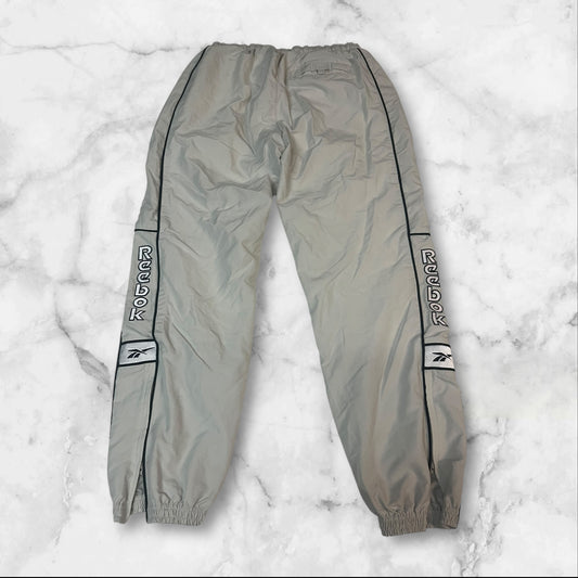 Entdecke unsere Vintage Track Pants von Nike und anderen Marken, erhältlich bei Valuxery.de - Dein Shop für trendige Vintage - Kleidung. Unsere Track Pants sind aus hochwertigen Materialien und