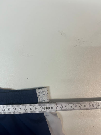 Entdecke unsere Vintage Track Pants von Nike und anderen Marken, erhältlich bei Valuxery.de - Dein Shop für trendige Vintage - Kleidung. Unsere Track Pants sind aus hochwertigen Materialien und