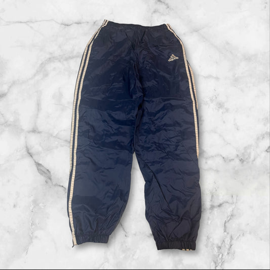 Entdecke unsere Vintage Track Pants von Nike und anderen Marken, erhältlich bei Valuxery.de - Dein Shop für trendige Vintage - Kleidung. Unsere Track Pants sind aus hochwertigen Materialien und