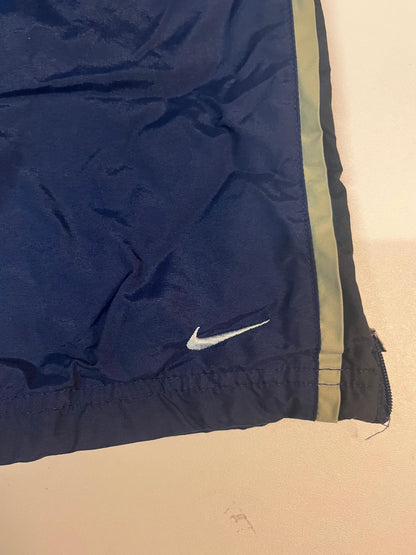 Entdecke unsere Vintage Track Pants von Nike und anderen Marken, erhältlich bei Valuxery.de - Dein Shop für trendige Vintage - Kleidung. Unsere Track Pants sind aus hochwertigen Materialien und