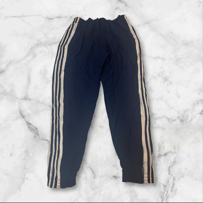 Entdecke unsere Vintage Track Pants von Nike und anderen Marken, erhältlich bei Valuxery.de - Dein Shop für trendige Vintage - Kleidung. Unsere Track Pants sind aus hochwertigen Materialien und