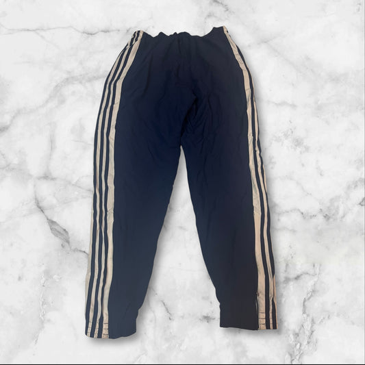Entdecke unsere Vintage Track Pants von Nike und anderen Marken, erhältlich bei Valuxery.de - Dein Shop für trendige Vintage - Kleidung. Unsere Track Pants sind aus hochwertigen Materialien und