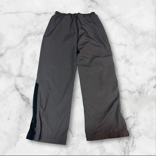 Entdecke unsere Vintage Track Pants von Nike und anderen Marken, erhältlich bei Valuxery.de - Dein Shop für trendige Vintage - Kleidung. Unsere Track Pants sind aus hochwertigen Materialien und