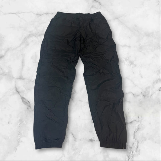 Entdecke unsere Vintage Track Pants von Nike und anderen Marken, erhältlich bei Valuxery.de - Dein Shop für trendige Vintage - Kleidung. Unsere Track Pants sind aus hochwertigen Materialien und