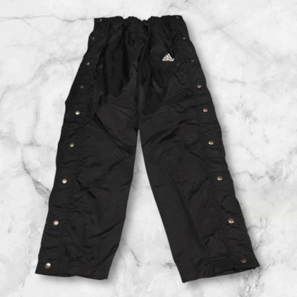 Entdecke unsere Vintage Track Pants von Nike und anderen Marken, erhältlich bei Valuxery.de - Dein Shop für trendige Vintage - Kleidung. Unsere Track Pants sind aus hochwertigen Materialien und