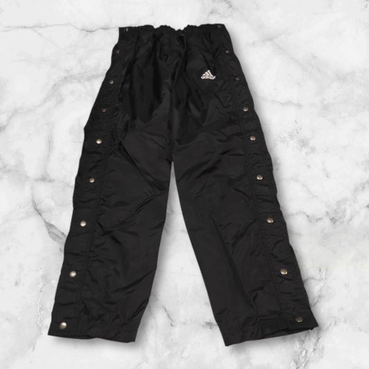 Entdecke unsere Vintage Track Pants von Nike und anderen Marken, erhältlich bei Valuxery.de - Dein Shop für trendige Vintage - Kleidung. Unsere Track Pants sind aus hochwertigen Materialien und