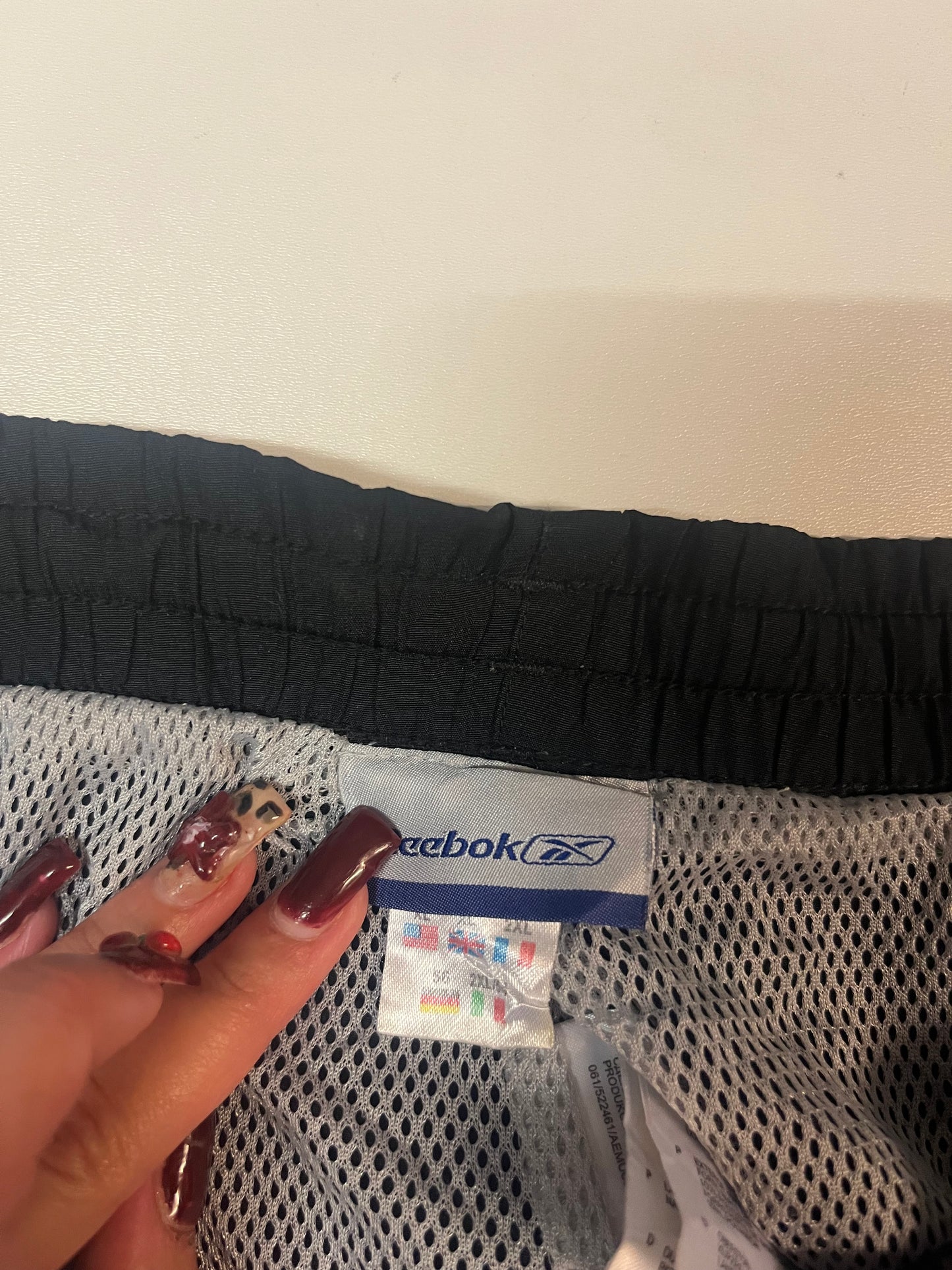 Entdecke unsere Vintage Track Pants von Nike und anderen Marken, erhältlich bei Valuxery.de - Dein Shop für trendige Vintage - Kleidung. Unsere Track Pants sind aus hochwertigen Materialien und