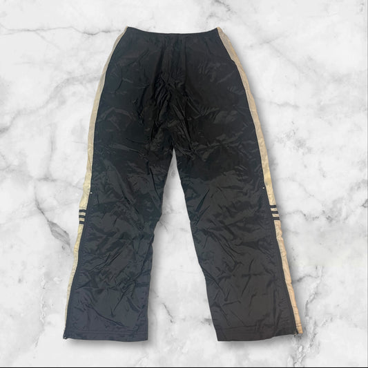 Entdecke unsere Vintage Track Pants von Nike und anderen Marken, erhältlich bei Valuxery.de - Dein Shop für trendige Vintage - Kleidung. Unsere Track Pants sind aus hochwertigen Materialien und