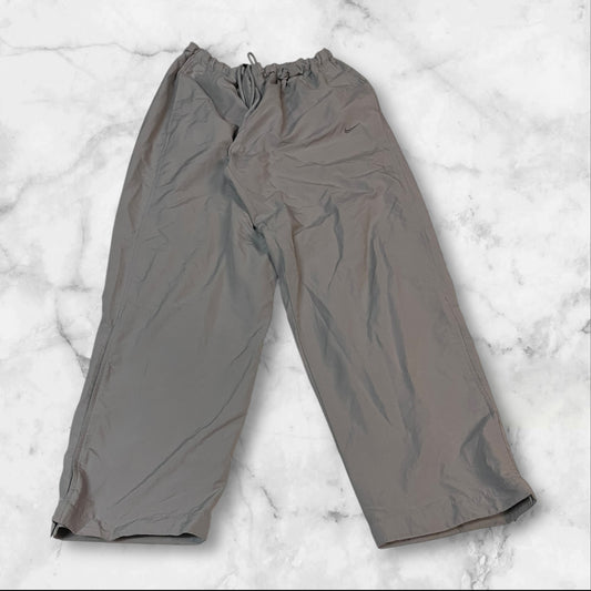 Entdecke unsere Vintage Track Pants von Nike und anderen Marken, erhältlich bei Valuxery.de - Dein Shop für trendige Vintage - Kleidung. Unsere Track Pants sind aus hochwertigen Materialien und
