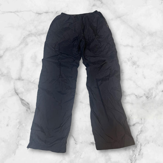 Entdecke unsere Vintage Track Pants von Nike und anderen Marken, erhältlich bei Valuxery.de - Dein Shop für trendige Vintage - Kleidung. Unsere Track Pants sind aus hochwertigen Materialien und