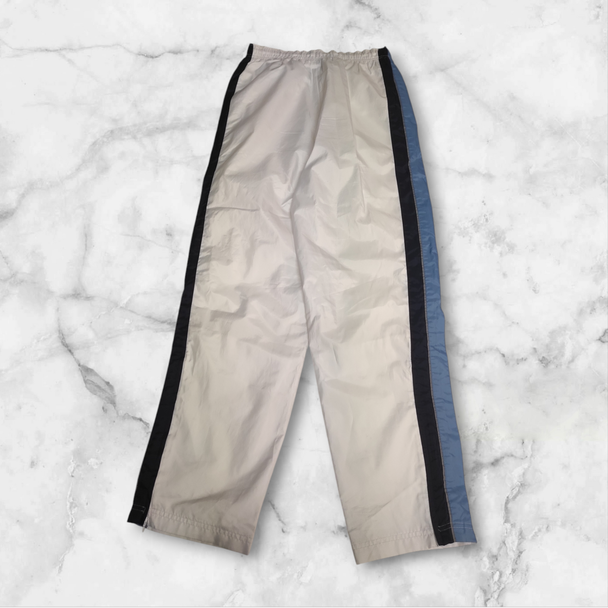 Entdecke unsere Vintage Track Pants von Nike und anderen Marken, erhältlich bei Valuxery.de - Dein Shop für trendige Vintage - Kleidung. Unsere Track Pants sind aus hochwertigen Materialien und