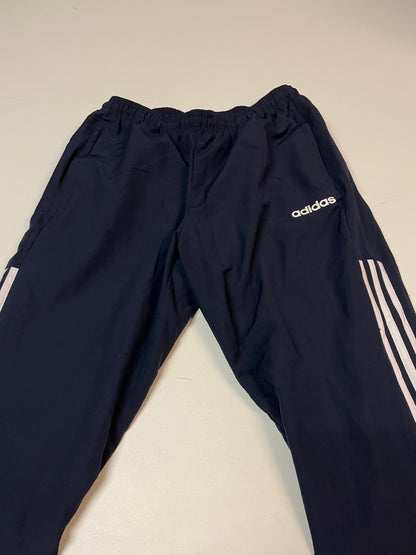 Entdecke unsere Vintage Track Pants von Nike und anderen Marken, erhältlich bei Valuxery.de - Dein Shop für trendige Vintage - Kleidung. Unsere Track Pants sind aus hochwertigen Materialien und