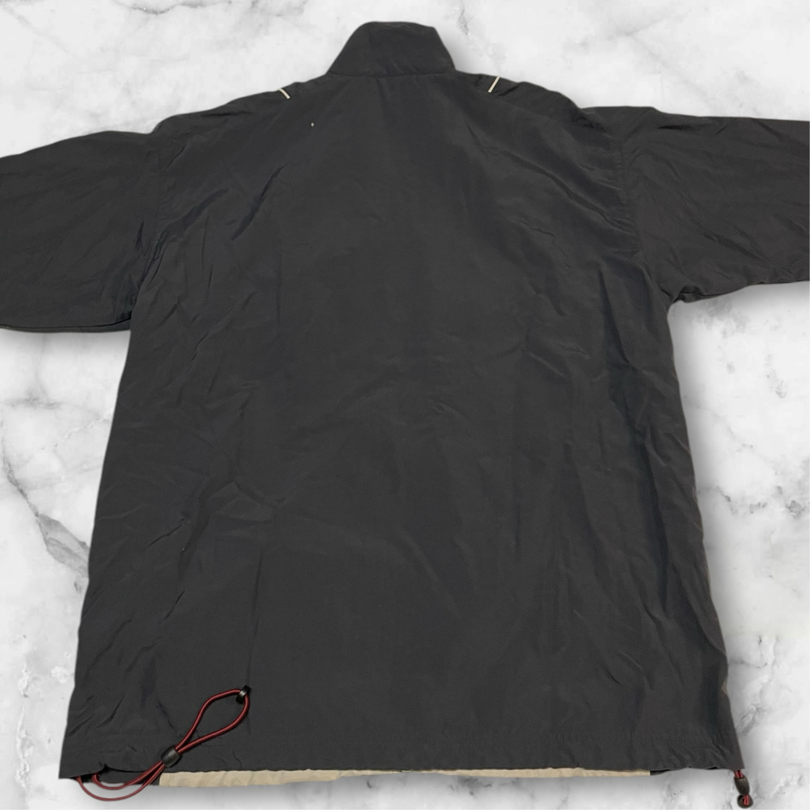 Entdecke unsere Vintage Track Pants von Nike und anderen Marken, erhältlich bei Valuxery.de - Dein Shop für trendige Vintage - Kleidung. Unsere Track Pants sind aus hochwertigen Materialien und