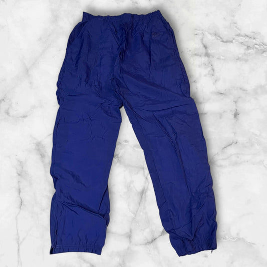 Entdecke unsere Vintage Track Pants von Nike und anderen Marken, erhältlich bei Valuxery.de - Dein Shop für trendige Vintage - Kleidung. Unsere Track Pants sind aus hochwertigen Materialien und