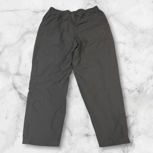 Entdecke unsere Vintage Track Pants von Nike und anderen Marken, erhältlich bei Valuxery.de - Dein Shop für trendige Vintage - Kleidung. Unsere Track Pants sind aus hochwertigen Materialien und