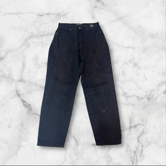 Entdecke unsere Vintage Track Pants von Nike und anderen Marken, erhältlich bei Valuxery.de - Dein Shop für trendige Vintage - Kleidung. Unsere Track Pants sind aus hochwertigen Materialien und