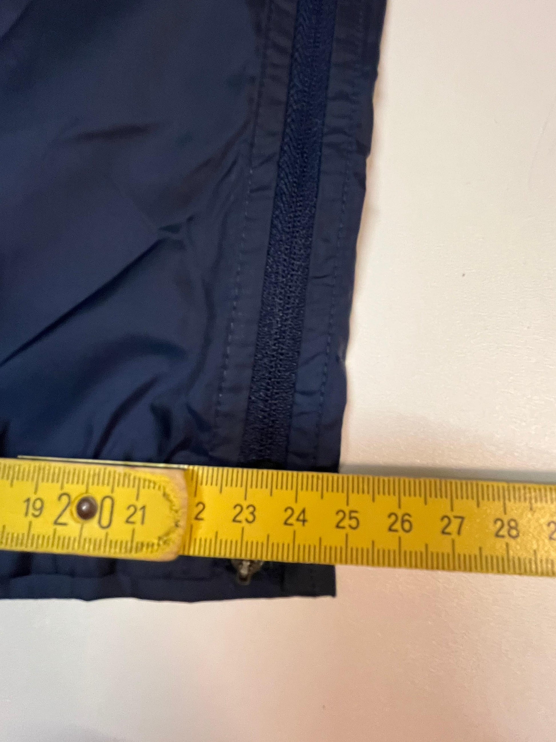 Entdecke unsere Vintage Track Pants von Nike und anderen Marken, erhältlich bei Valuxery.de - Dein Shop für trendige Vintage - Kleidung. Unsere Track Pants sind aus hochwertigen Materialien und