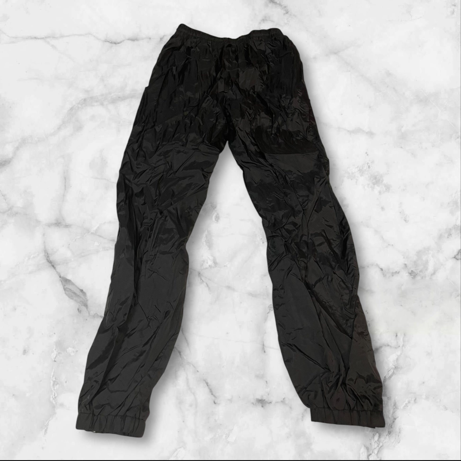 Entdecke unsere Vintage Track Pants von Nike und anderen Marken, erhältlich bei Valuxery.de - Dein Shop für trendige Vintage - Kleidung. Unsere Track Pants sind aus hochwertigen Materialien und