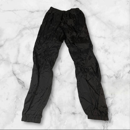 Entdecke unsere Vintage Track Pants von Nike und anderen Marken, erhältlich bei Valuxery.de - Dein Shop für trendige Vintage - Kleidung. Unsere Track Pants sind aus hochwertigen Materialien und