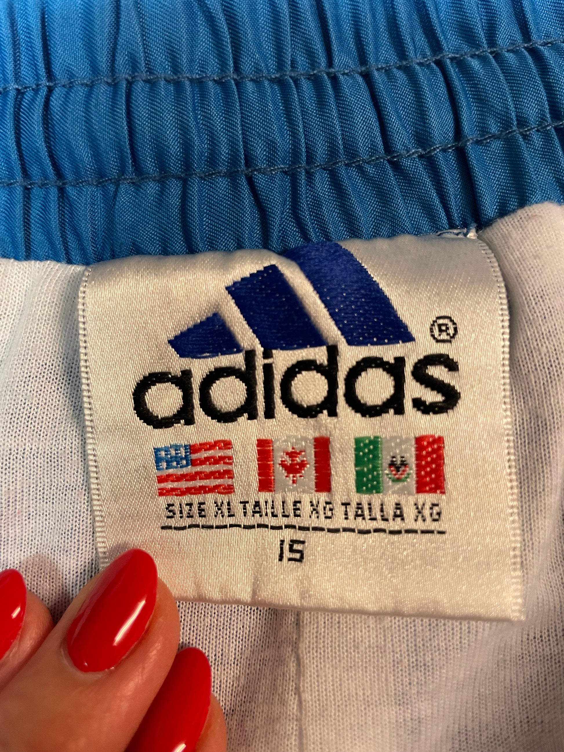 Entdecke unsere Vintage Track Pants von Nike und anderen Marken, erhältlich bei Valuxery.de - Dein Shop für trendige Vintage - Kleidung. Unsere Track Pants sind aus hochwertigen Materialien und