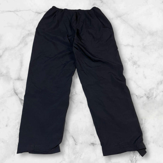 Entdecke unsere Vintage Track Pants von Nike und anderen Marken, erhältlich bei Valuxery.de - Dein Shop für trendige Vintage - Kleidung. Unsere Track Pants sind aus hochwertigen Materialien und
