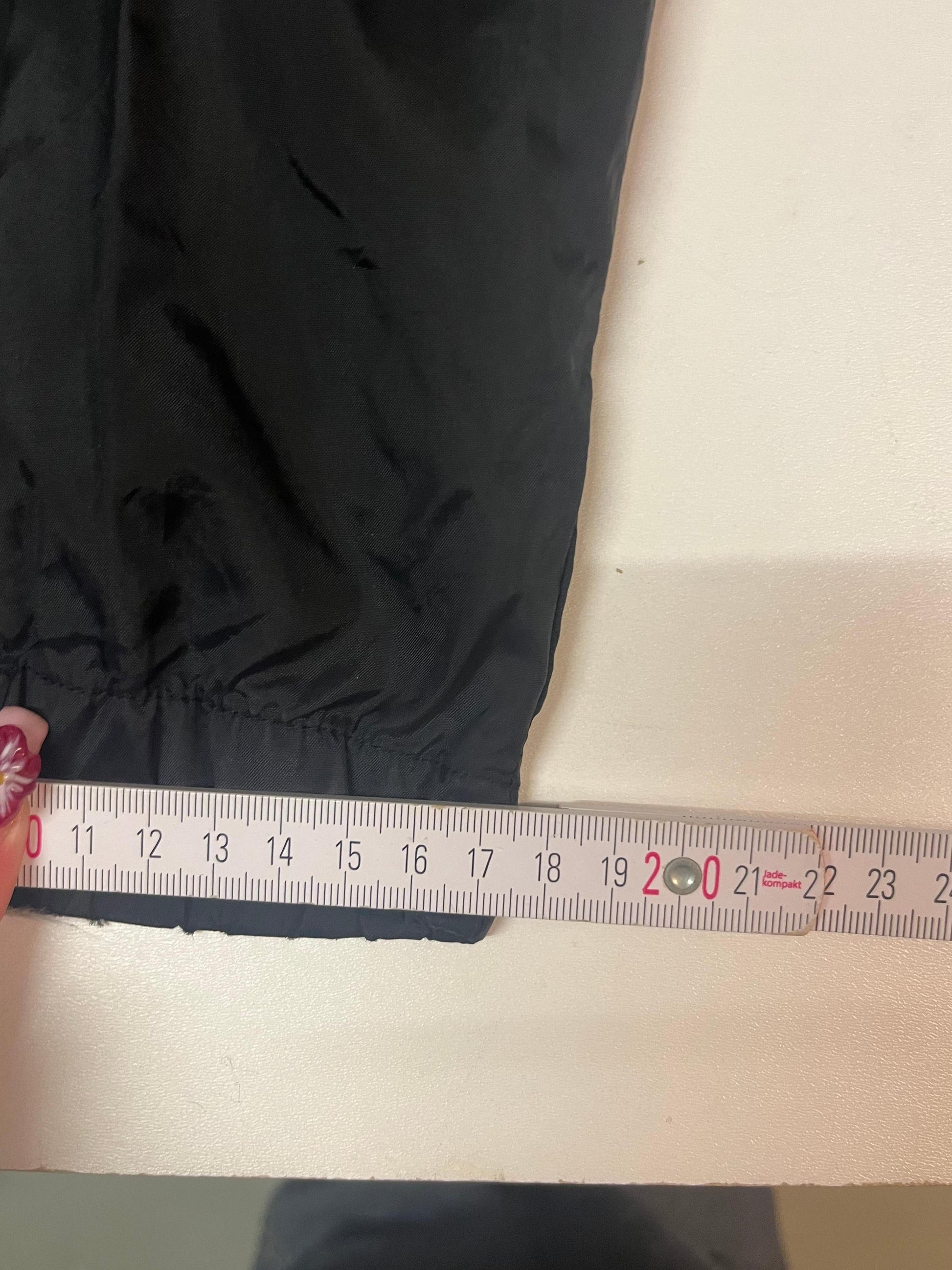 Entdecke unsere Vintage Track Pants von Nike und anderen Marken, erhältlich bei Valuxery.de - Dein Shop für trendige Vintage - Kleidung. Unsere Track Pants sind aus hochwertigen Materialien und