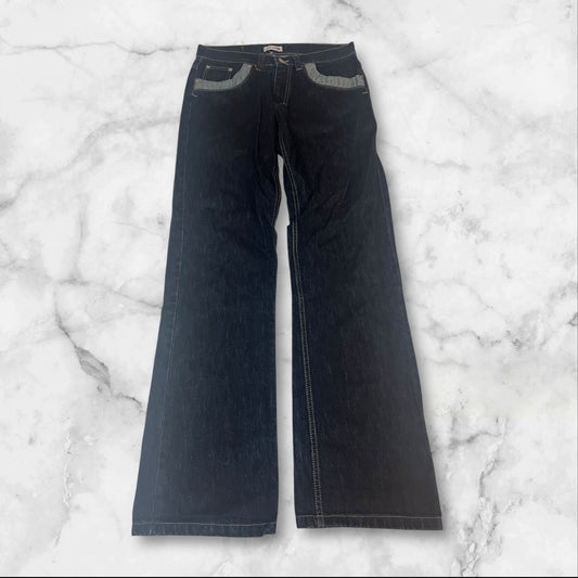 Entdecke unsere Vintage Track Pants von Nike und anderen Marken, erhältlich bei Valuxery.de - Dein Shop für trendige Vintage - Kleidung. Unsere Track Pants sind aus hochwertigen Materialien und