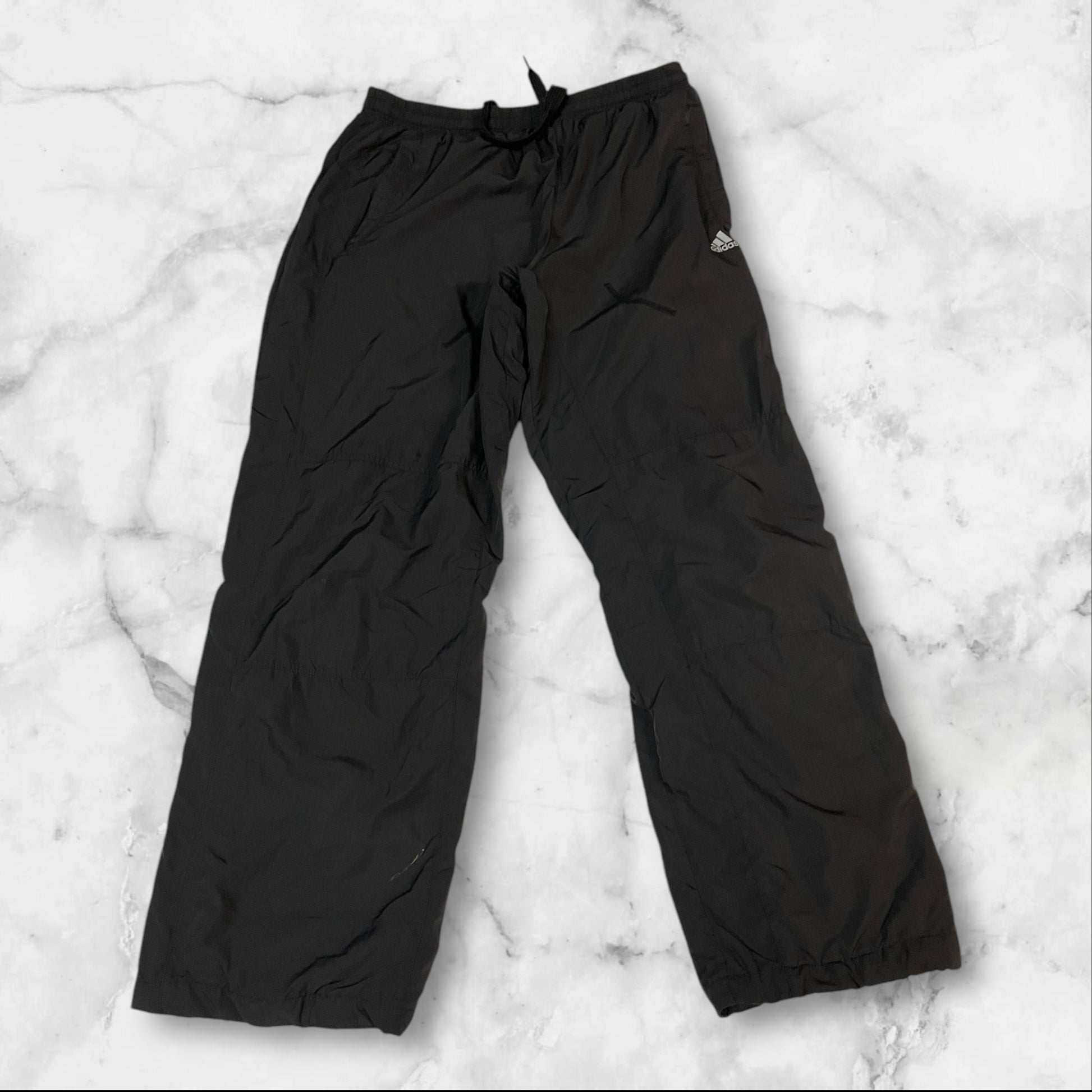 Entdecke unsere Vintage Track Pants von Nike und anderen Marken, erhältlich bei Valuxery.de - Dein Shop für trendige Vintage - Kleidung. Unsere Track Pants sind aus hochwertigen Materialien und