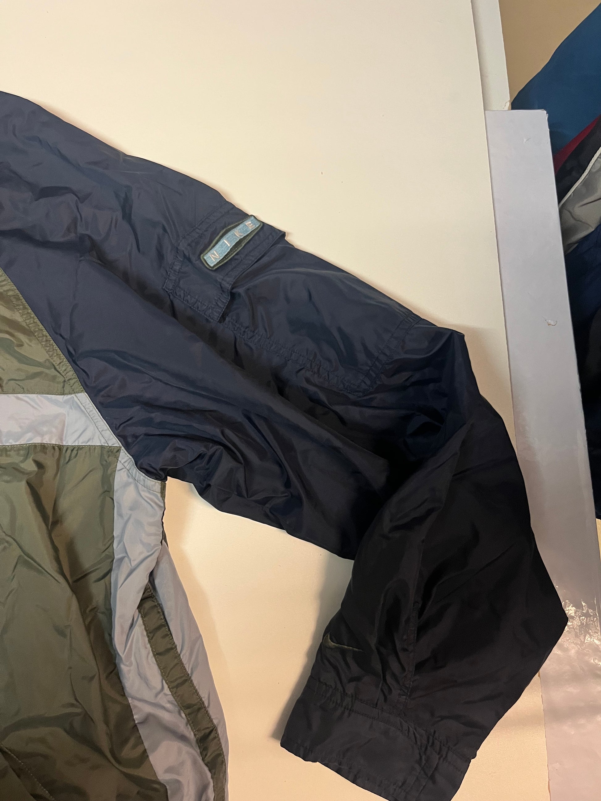 Entdecke unsere Vintage Track Pants von Nike und anderen Marken, erhältlich bei Valuxery.de - Dein Shop für trendige Vintage - Kleidung. Unsere Track Pants sind aus hochwertigen Materialien und