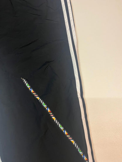 Entdecke unsere Vintage Track Pants von Nike und anderen Marken, erhältlich bei Valuxery.de - Dein Shop für trendige Vintage - Kleidung. Unsere Track Pants sind aus hochwertigen Materialien und