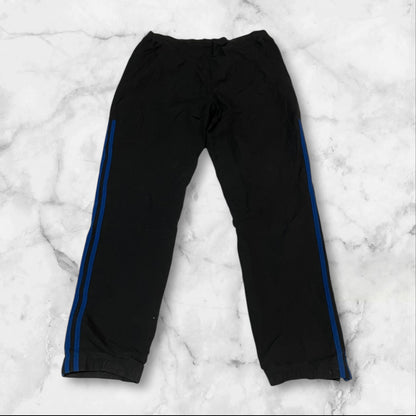 Entdecke unsere Vintage Track Pants von Nike und anderen Marken, erhältlich bei Valuxery.de - Dein Shop für trendige Vintage - Kleidung. Unsere Track Pants sind aus hochwertigen Materialien und