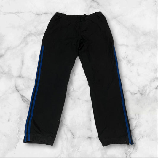 Entdecke unsere Vintage Track Pants von Nike und anderen Marken, erhältlich bei Valuxery.de - Dein Shop für trendige Vintage - Kleidung. Unsere Track Pants sind aus hochwertigen Materialien und
