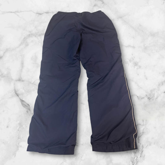Entdecke unsere Vintage Track Pants von Nike und anderen Marken, erhältlich bei Valuxery.de - Dein Shop für trendige Vintage - Kleidung. Unsere Track Pants sind aus hochwertigen Materialien und