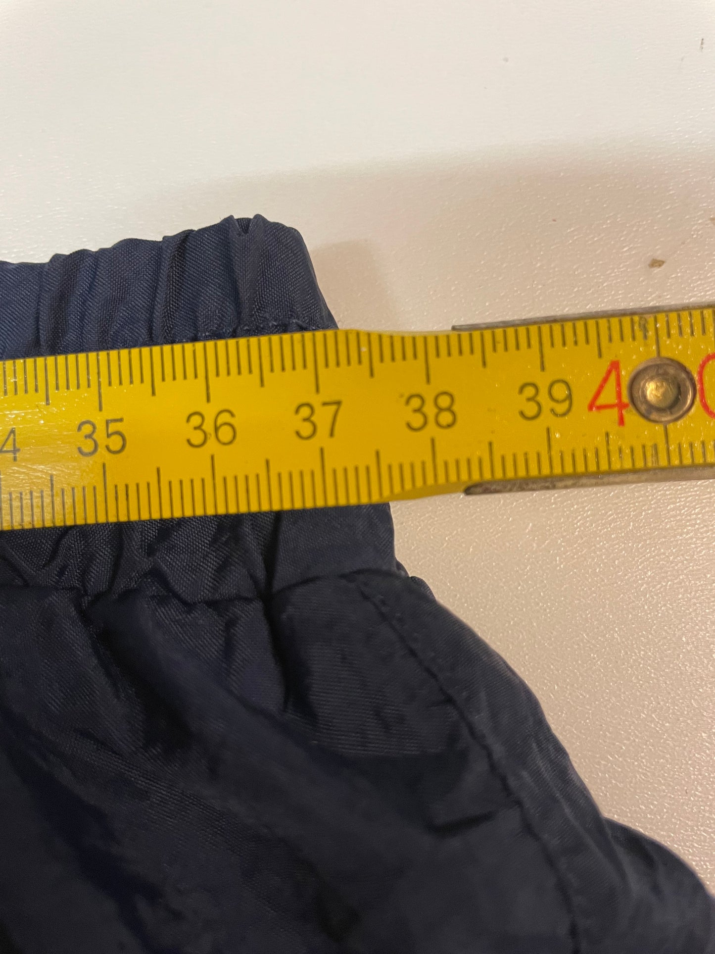 Entdecke unsere Vintage Track Pants von Nike und anderen Marken, erhältlich bei Valuxery.de - Dein Shop für trendige Vintage - Kleidung. Unsere Track Pants sind aus hochwertigen Materialien und