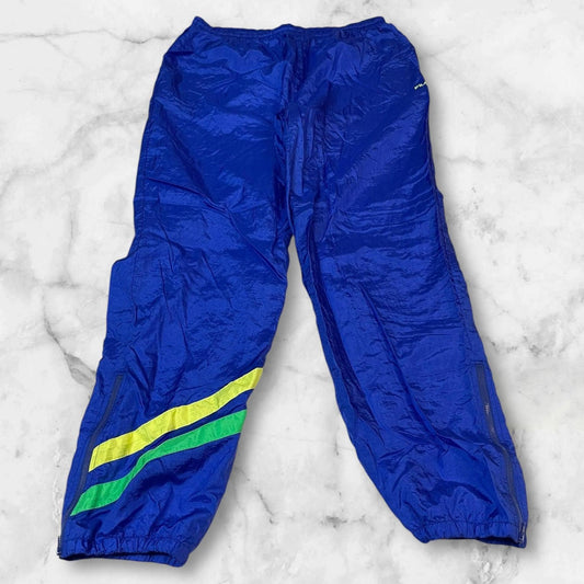 Entdecke unsere Vintage Track Pants von Nike und anderen Marken, erhältlich bei Valuxery.de - Dein Shop für trendige Vintage - Kleidung. Unsere Track Pants sind aus hochwertigen Materialien und