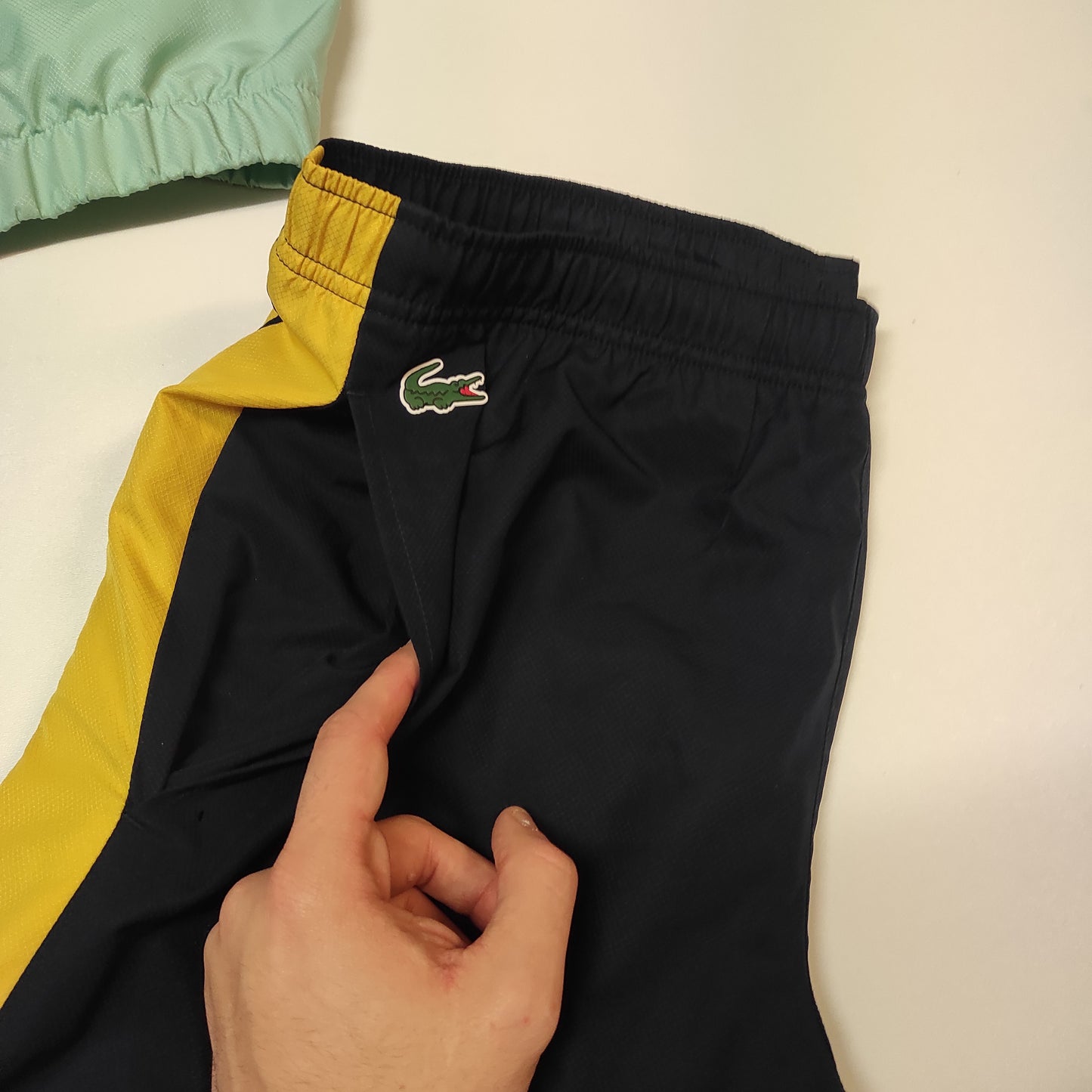 Entdecke unsere Vintage Track Pants von Nike und anderen Marken, erhältlich bei Valuxery.de - Dein Shop für trendige Vintage - Kleidung. Unsere Track Pants sind aus hochwertigen Materialien und