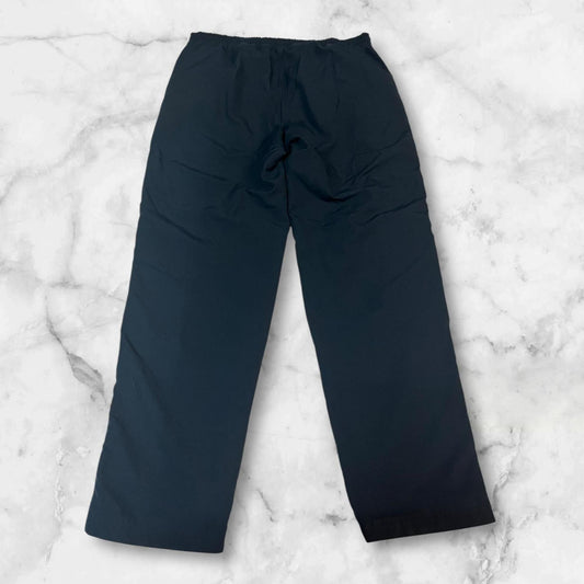 Entdecke unsere Vintage Track Pants von Nike und anderen Marken, erhältlich bei Valuxery.de - Dein Shop für trendige Vintage - Kleidung. Unsere Track Pants sind aus hochwertigen Materialien und