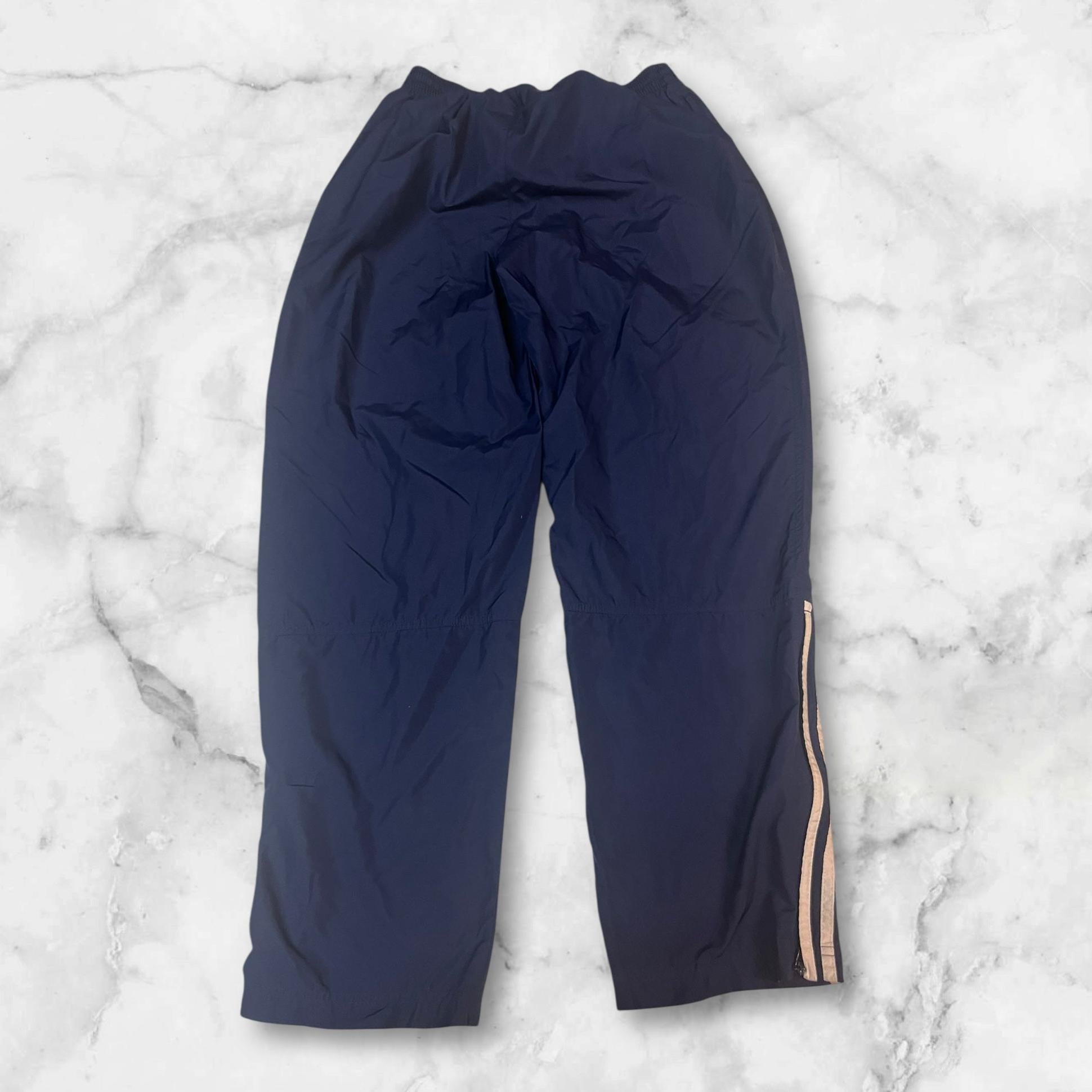 Entdecke unsere Vintage Track Pants von Nike und anderen Marken, erhältlich bei Valuxery.de - Dein Shop für trendige Vintage - Kleidung. Unsere Track Pants sind aus hochwertigen Materialien und