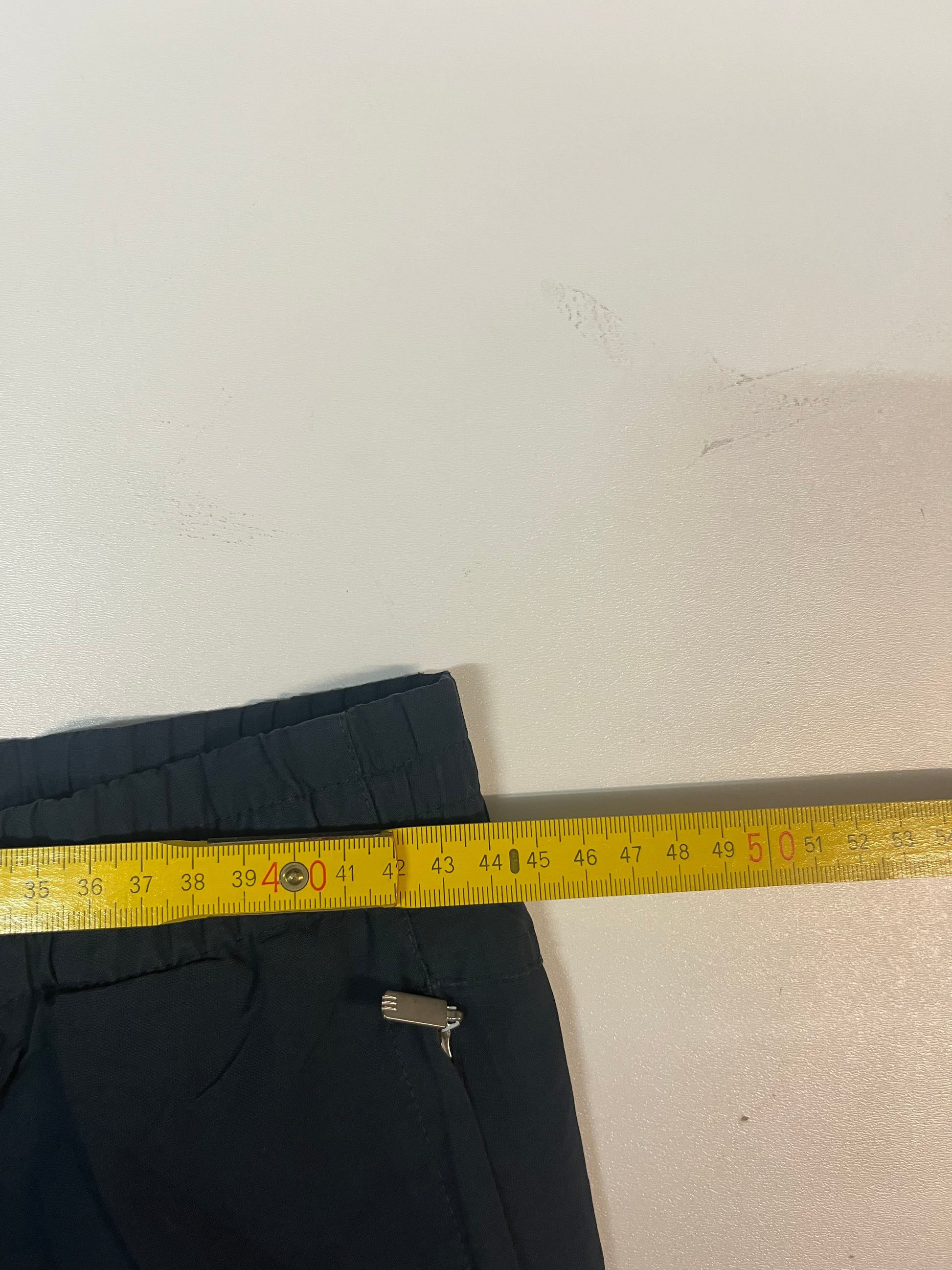 Entdecke unsere Vintage Track Pants von Nike und anderen Marken, erhältlich bei Valuxery.de - Dein Shop für trendige Vintage - Kleidung. Unsere Track Pants sind aus hochwertigen Materialien und