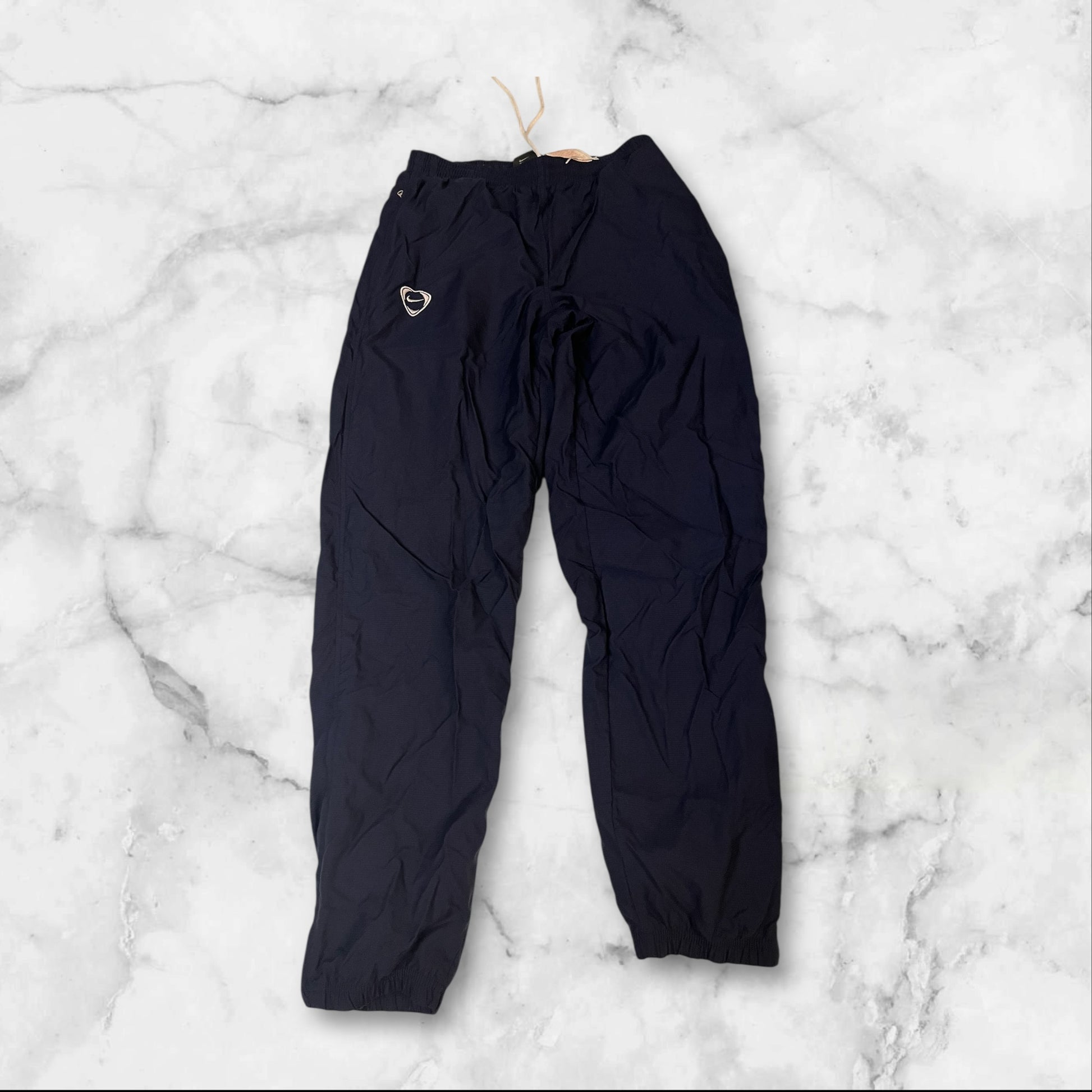 Entdecke unsere Vintage Track Pants von Nike und anderen Marken, erhältlich bei Valuxery.de - Dein Shop für trendige Vintage - Kleidung. Unsere Track Pants sind aus hochwertigen Materialien und