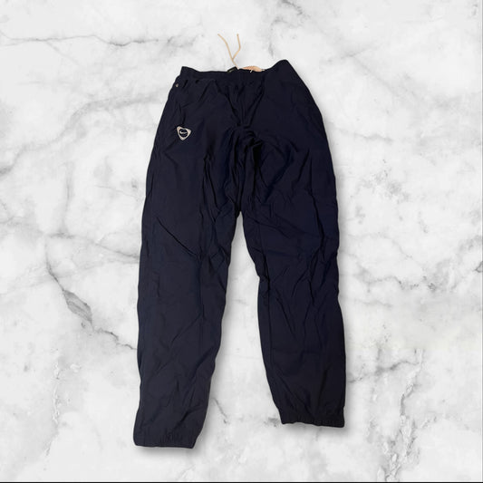 Entdecke unsere Vintage Track Pants von Nike und anderen Marken, erhältlich bei Valuxery.de - Dein Shop für trendige Vintage - Kleidung. Unsere Track Pants sind aus hochwertigen Materialien und