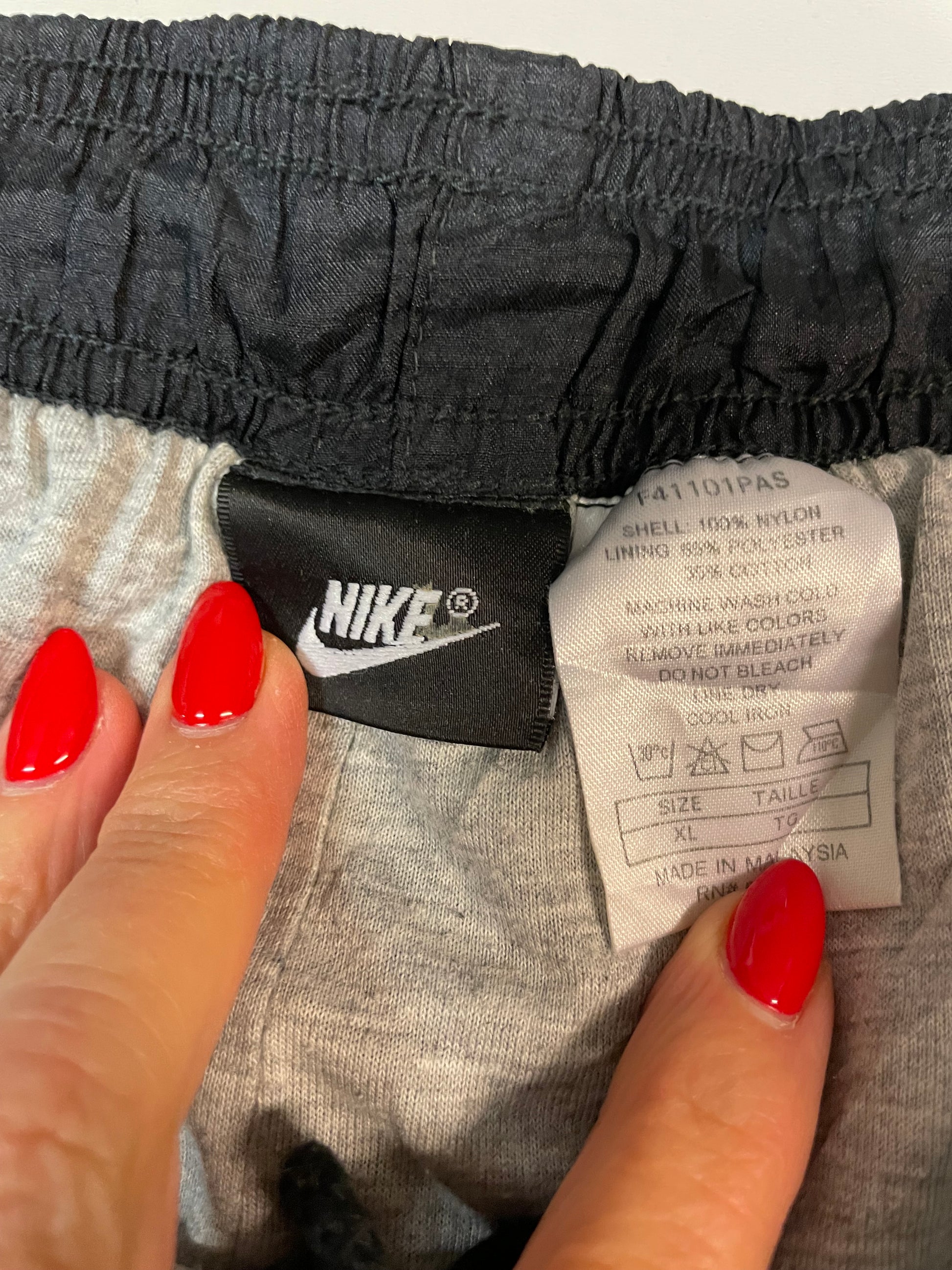 Entdecke unsere Vintage Track Pants von Nike und anderen Marken, erhältlich bei Valuxery.de - Dein Shop für trendige Vintage - Kleidung. Unsere Track Pants sind aus hochwertigen Materialien und