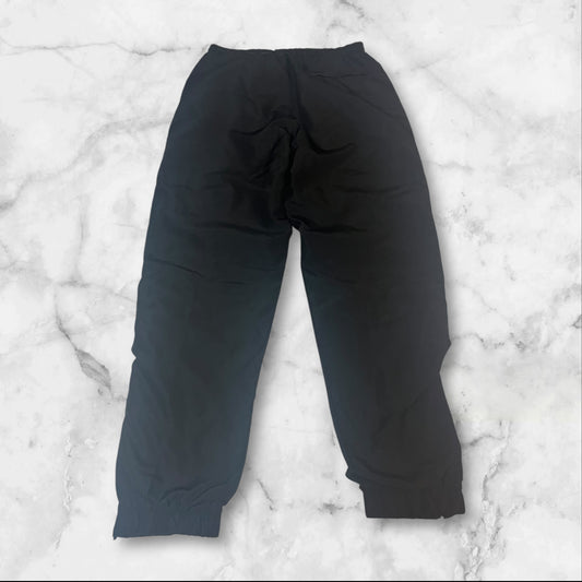 Entdecke unsere Vintage Track Pants von Nike und anderen Marken, erhältlich bei Valuxery.de - Dein Shop für trendige Vintage - Kleidung. Unsere Track Pants sind aus hochwertigen Materialien und